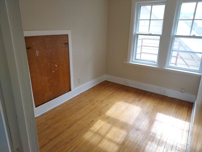 Building Photo - 318-320 Durnan St