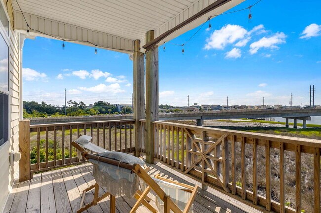 Building Photo - Coastal Comfort Awaits: Spacious 3-Bed, 3-Bath Townhouse in Surf City!