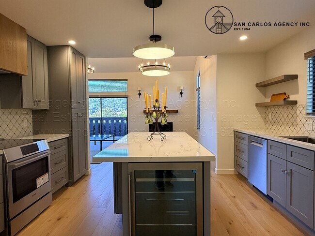 Building Photo - LESLA (I/O)