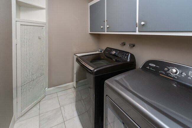 Building Photo - 230 Jacobs Creek Rd