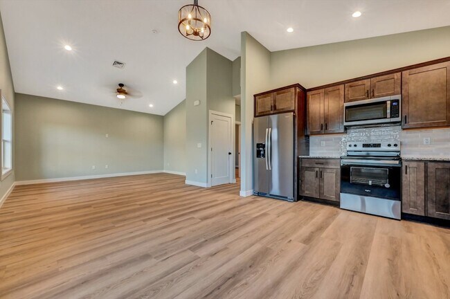 Building Photo - 708 Harrison Ave