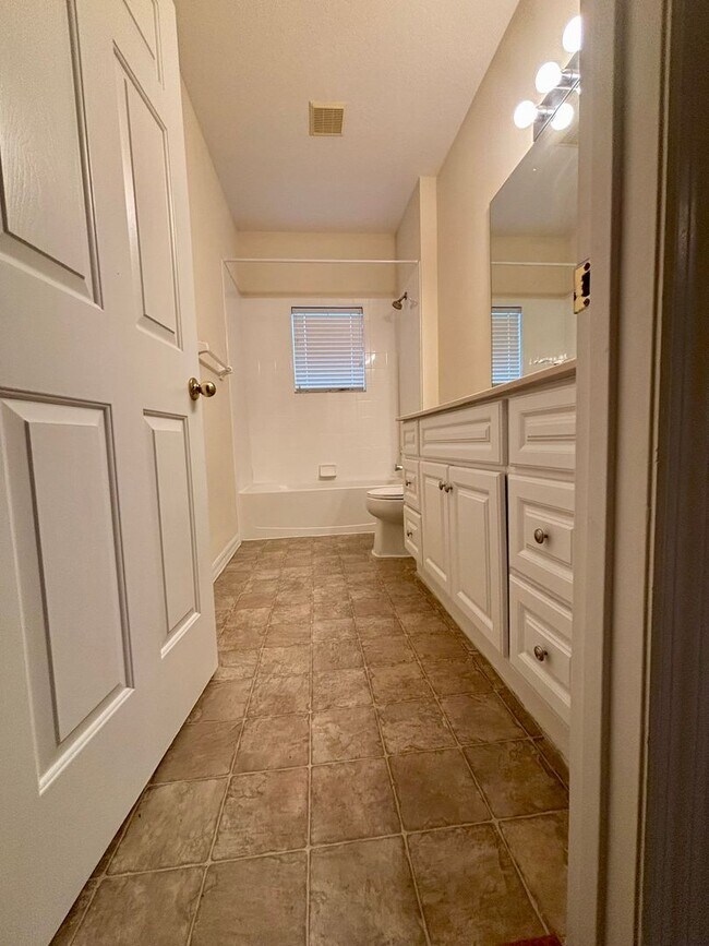 Building Photo - 1107 Croton Pl