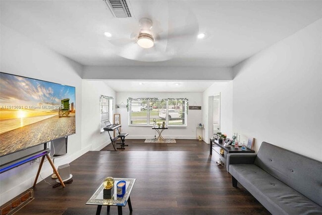 Building Photo - 600 SW 10th St