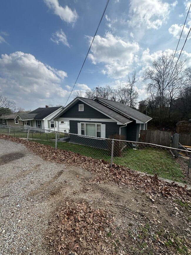 Building Photo - Fenced Yard! 2 Bedroom 1 Bathroom | Pet Friendly!