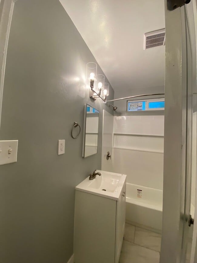 Building Photo - Follow the yellow brick to this Remodeled 2 BD 1 BA House in NE Bakersfield