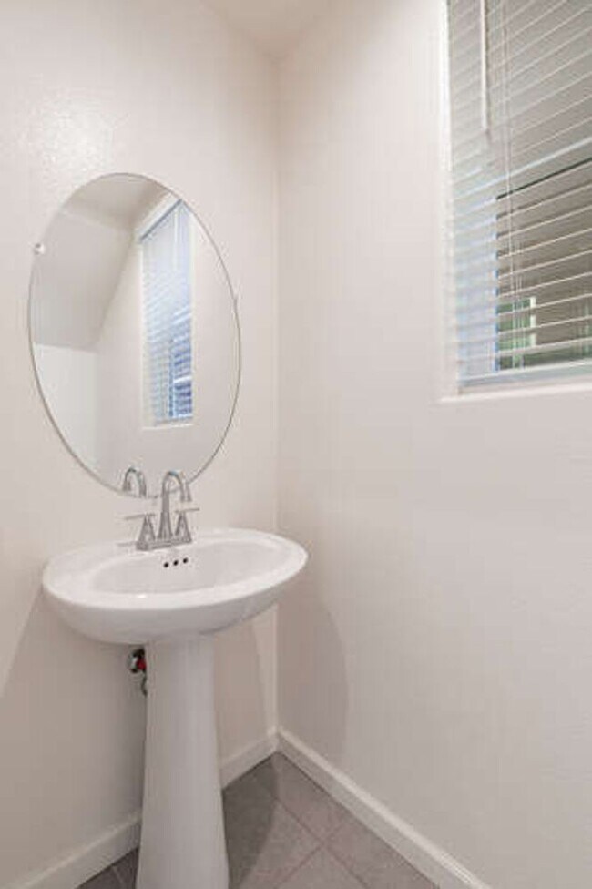 Building Photo - Charming Riverstone Home with Spacious Kitchen Island & Private Backyard