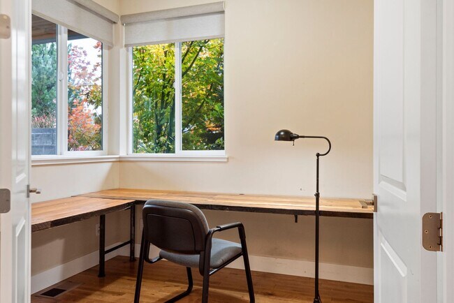 Building Photo - For Rent: Furnished Executive Home in Bend, OR – Prime Location!