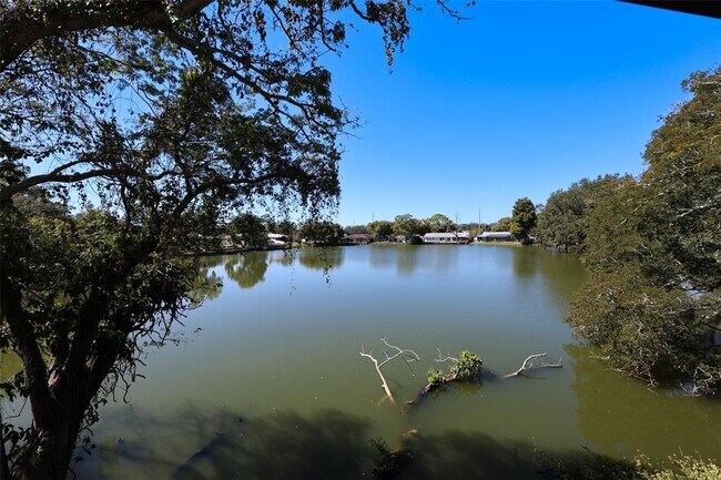 Building Photo - 1960 Union St