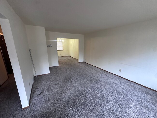 Building Photo - Welcome to your new home! Spacious 3 Bedro...