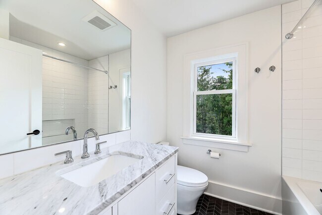 Building Photo - 4bd/3.25ba Seattle Home