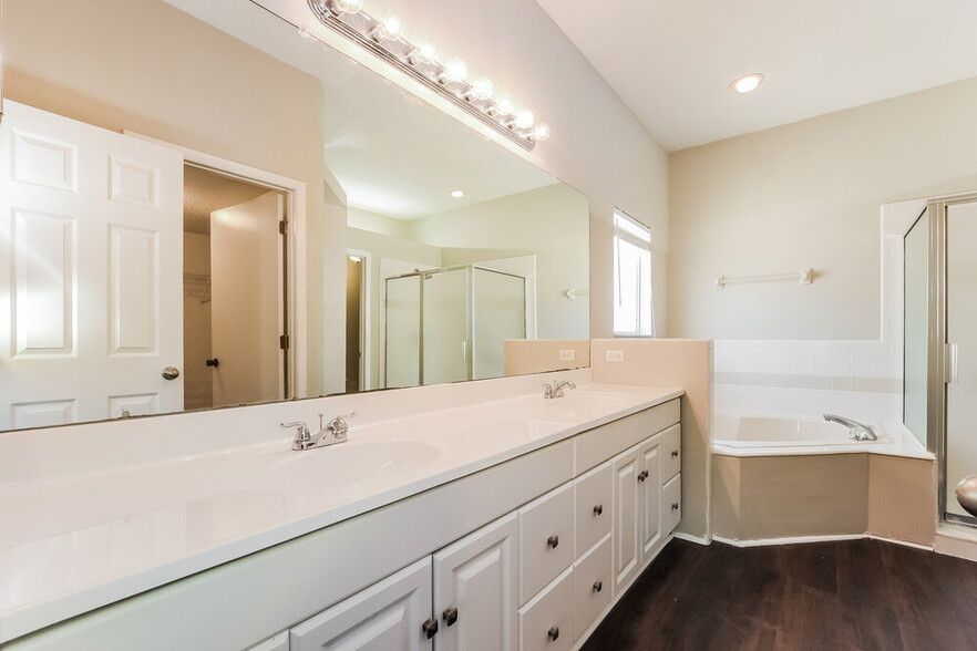 Building Photo - 83 Knights Hollow Dr