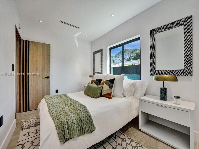 Building Photo - 2066 NE 174th St