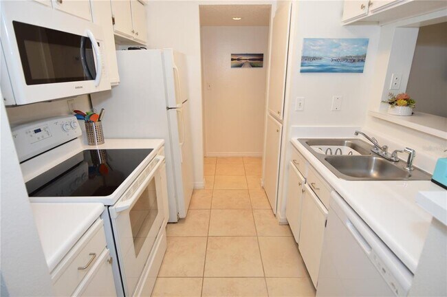 Building Photo - 8625 Mallard Reserve Dr