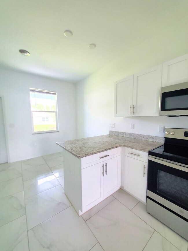 Building Photo - MOVE IN READY-3/2/1-PUNTA GORDA, FL