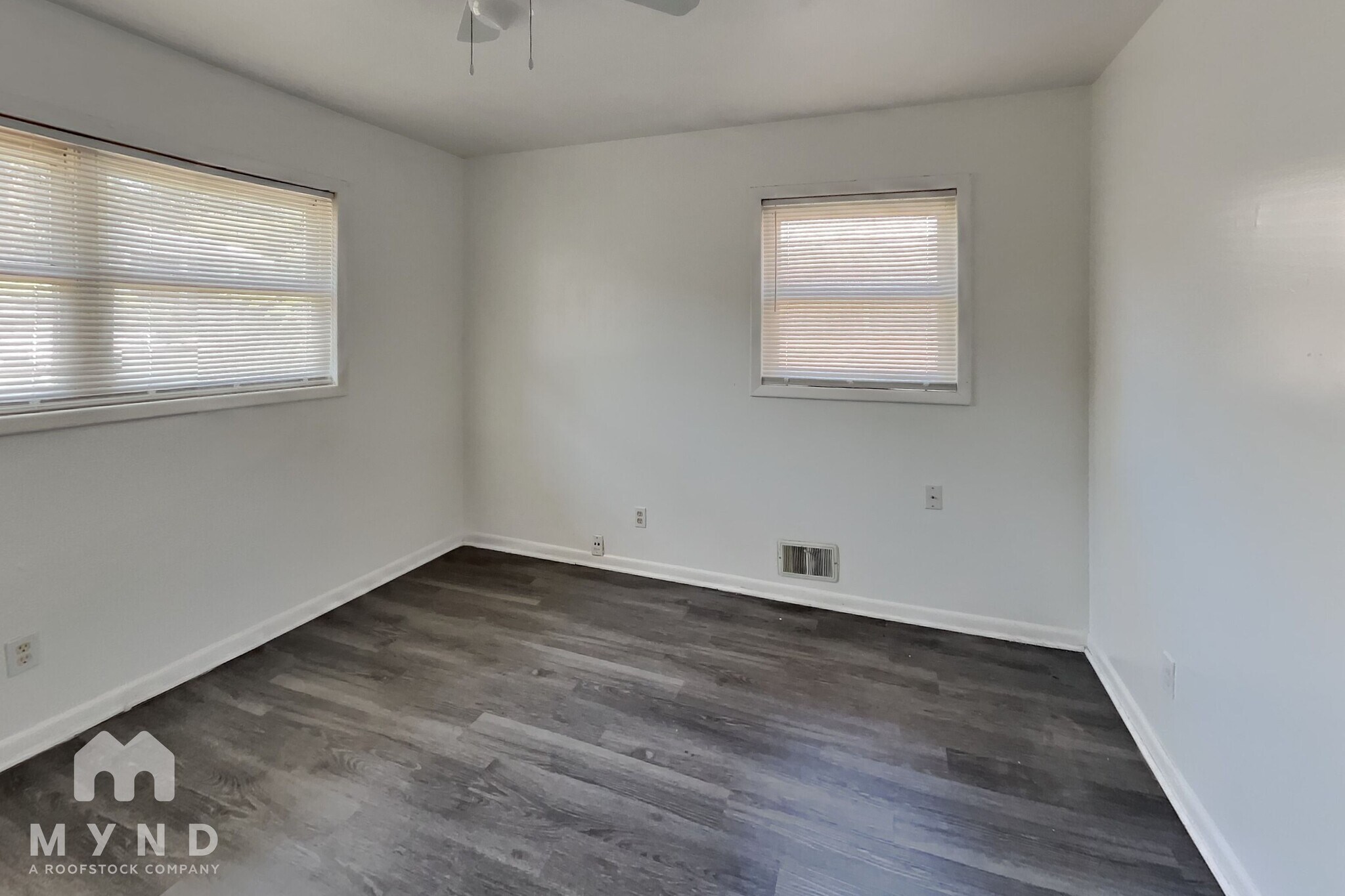 Building Photo - 1429 Vesta Ave