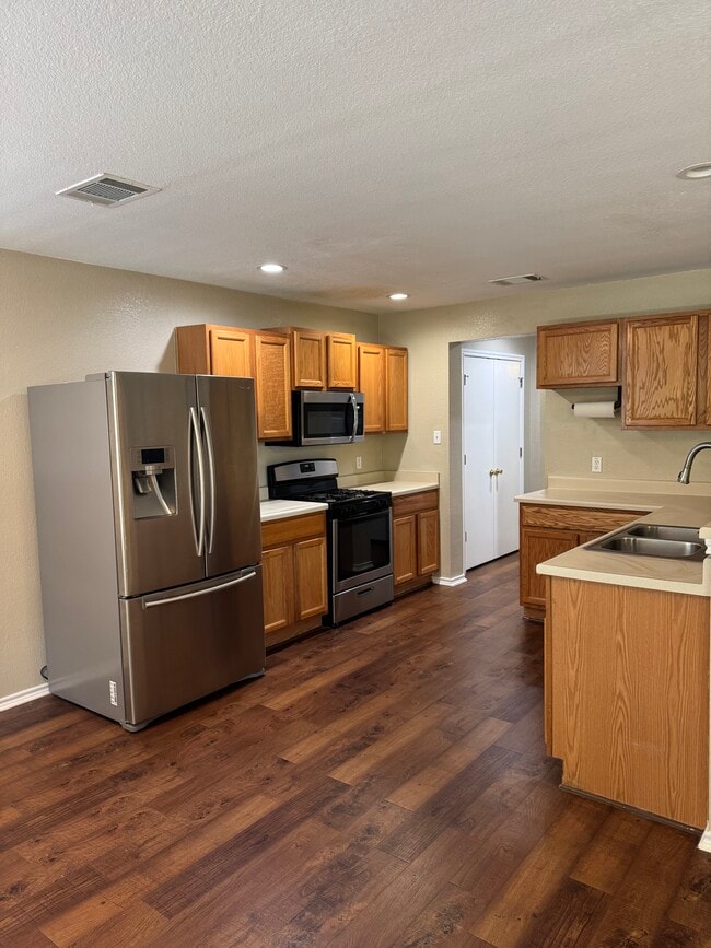 Building Photo - 450 Carriage Way