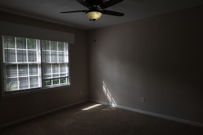 Building Photo - 214 Oakleaf Dr