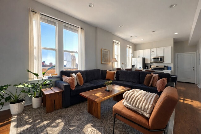 Building Photo - 736 N Throop St