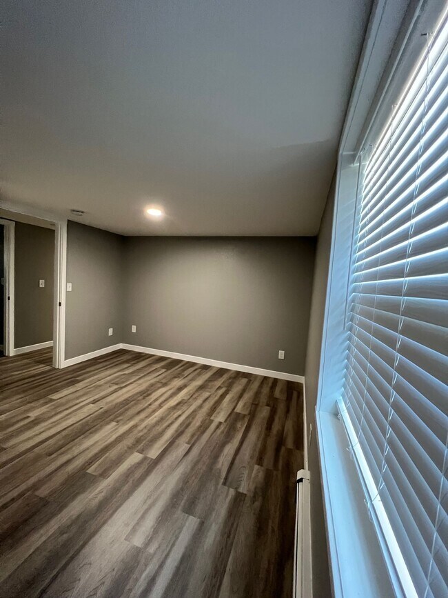 Building Photo - Spacious 3 Bedroom Apartment Near UNC with A/C