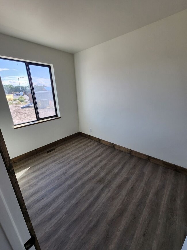 Building Photo - K215LI