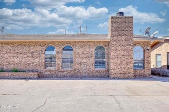 Building Photo - 3551 E Glen Dr