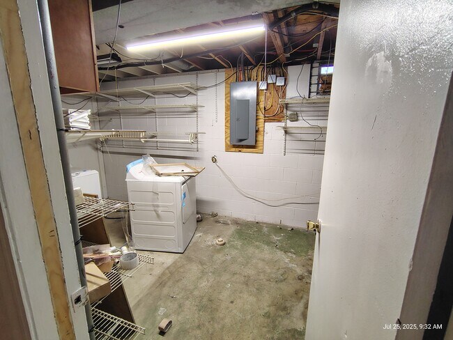 Building Photo - 4165 Commodore St