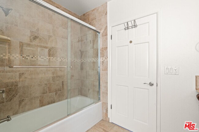 Building Photo - 3962 Oakfield Dr