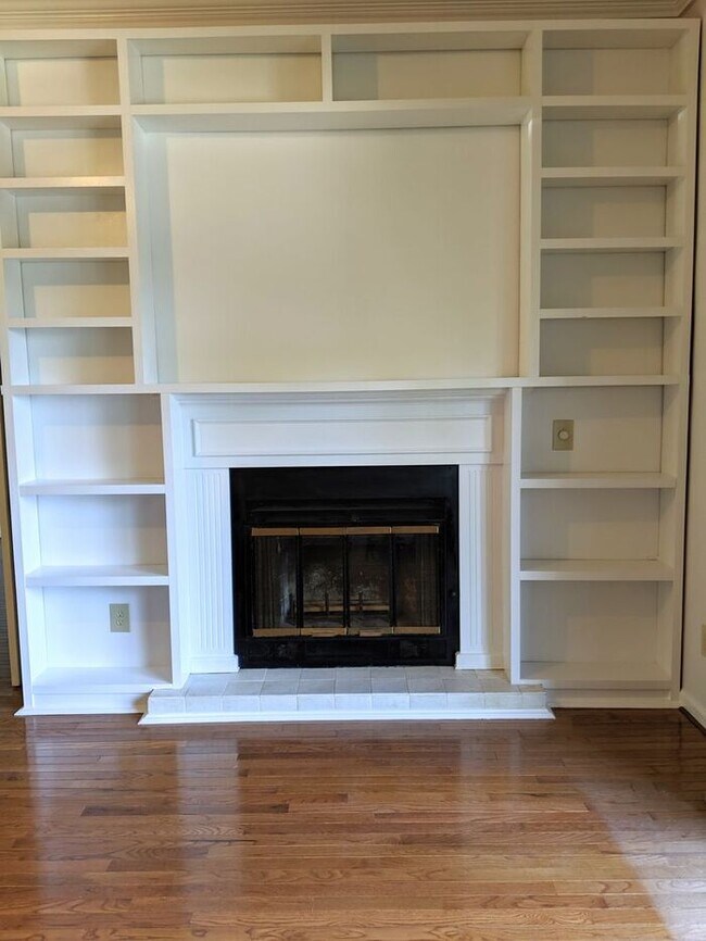 Building Photo - Condo Rental in Great Asheville Location!