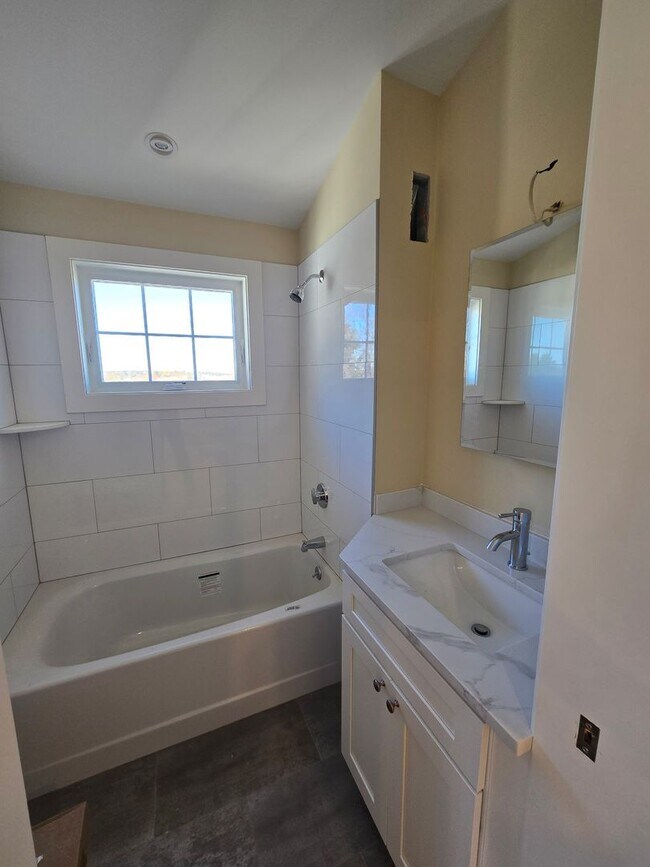 Building Photo - 3bed/3 bath in Brighton