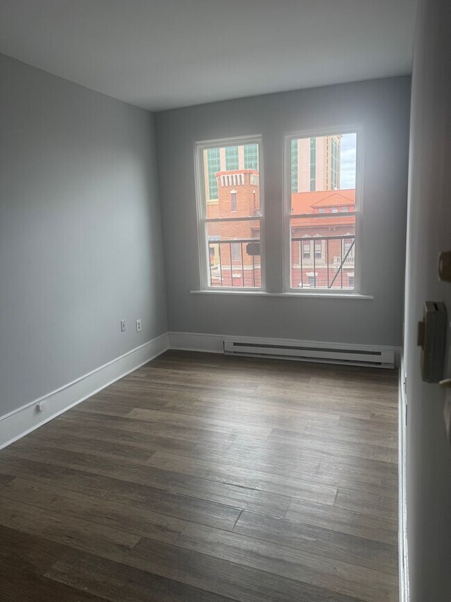 Building Photo - Recently Renovated 1 Bedroom Apartment -- ...