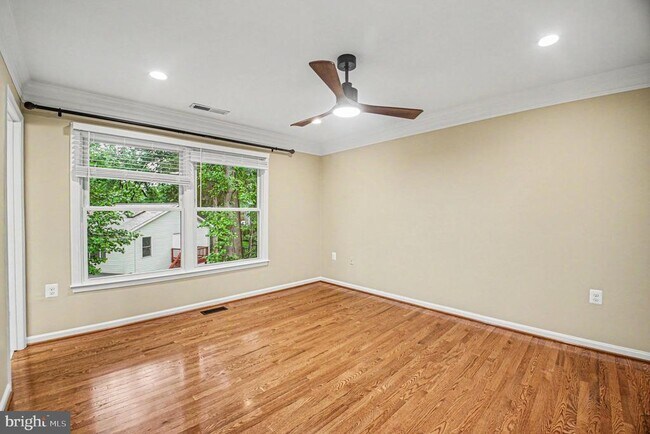 Building Photo - 16200 Edgewood Dr