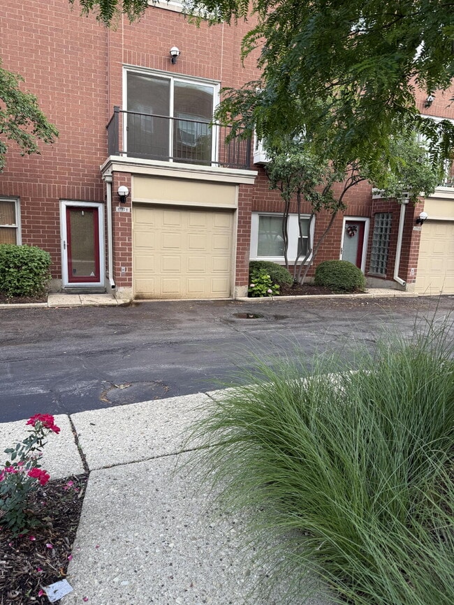 Building Photo - Ideally Located Lincoln Park Townhouse