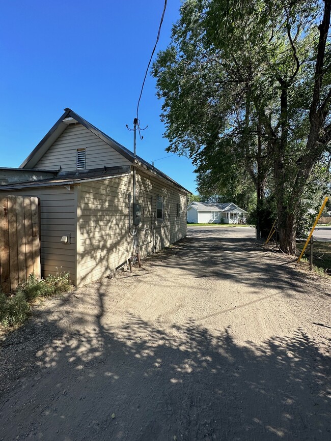 Building Photo - 714-720 E Oak St