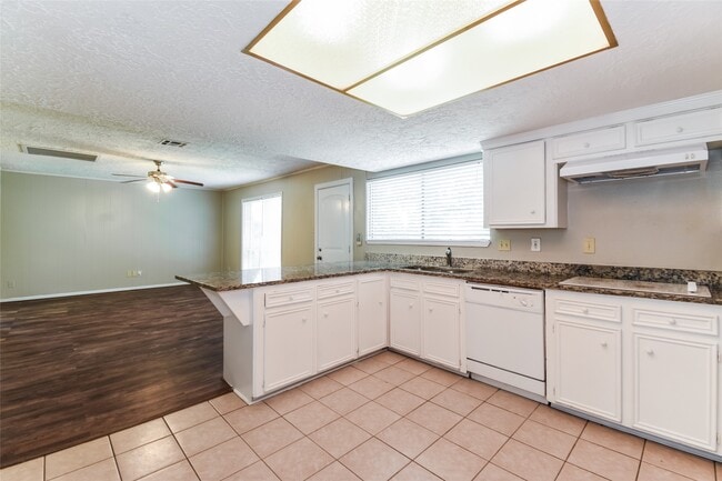 Building Photo - 2422 Hilton Head Dr