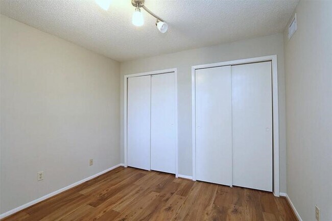 Building Photo - 10855 Meadowglen Ln