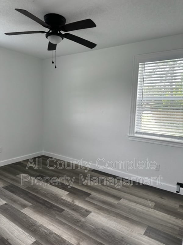 Building Photo - 7616 Lueders Ave