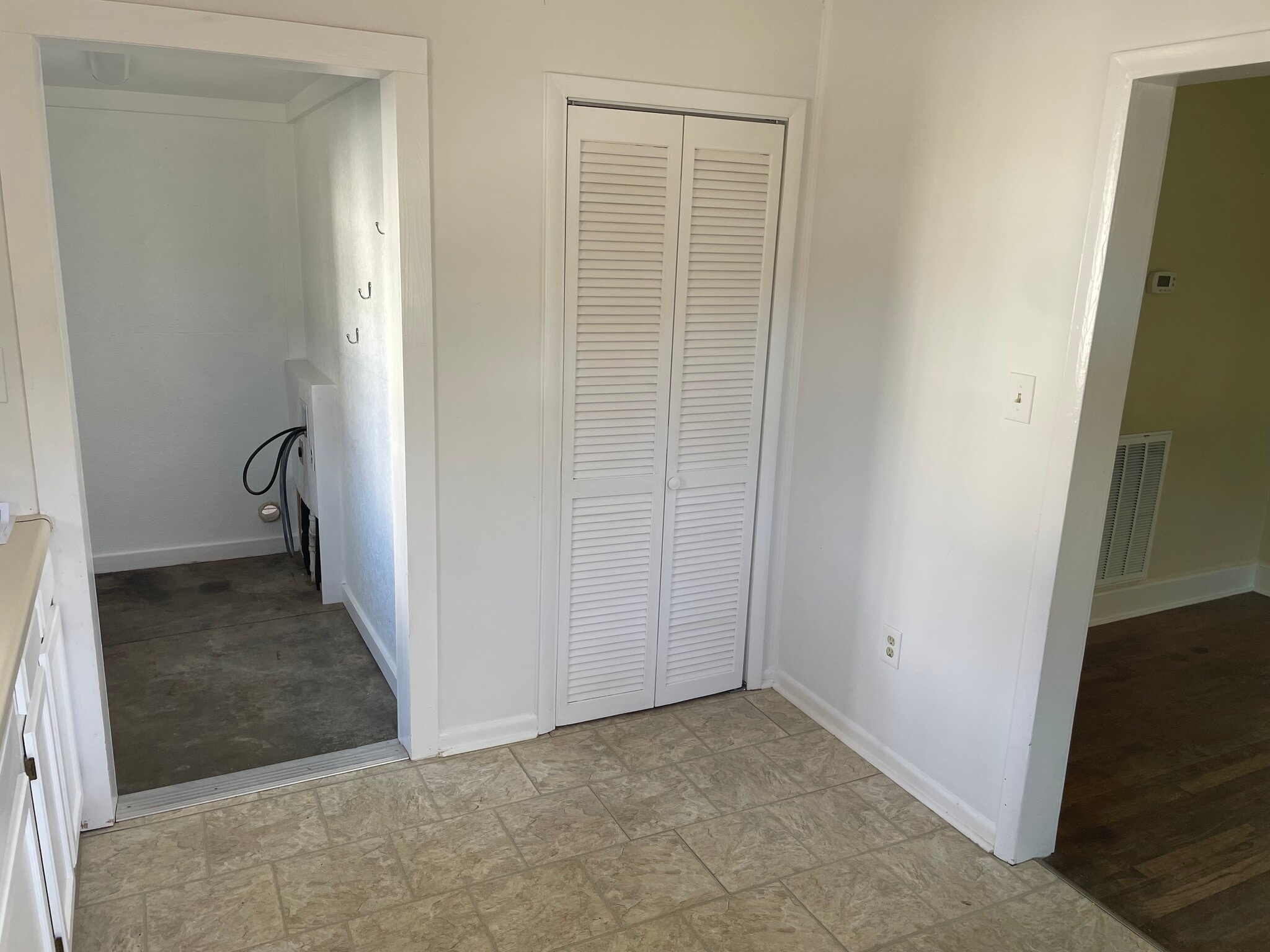 Building Photo - 305 Duncan St