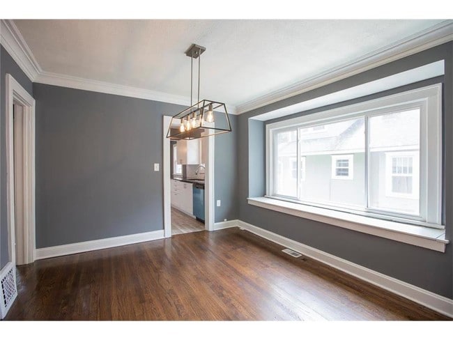 Building Photo - 5919 Kenwood Ave