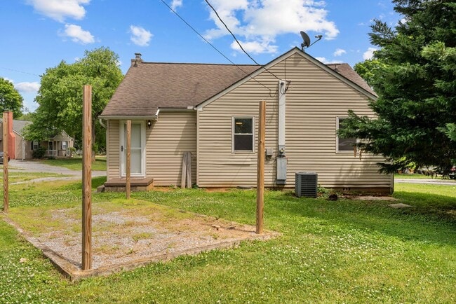 Building Photo - Newly Renovated Alcoa Cottage!!
