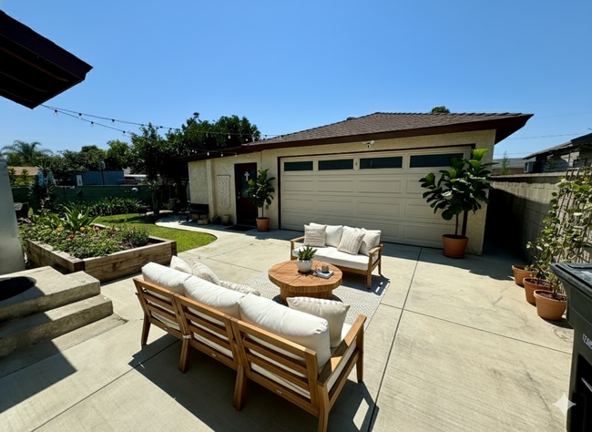 Building Photo - Charming 3 bedroom, 2 bath completely remo...