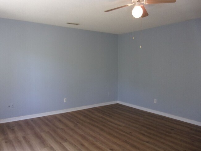 Building Photo - 3 Bedroom 1 1/2 Bath Home on 1 Acre in Newport
