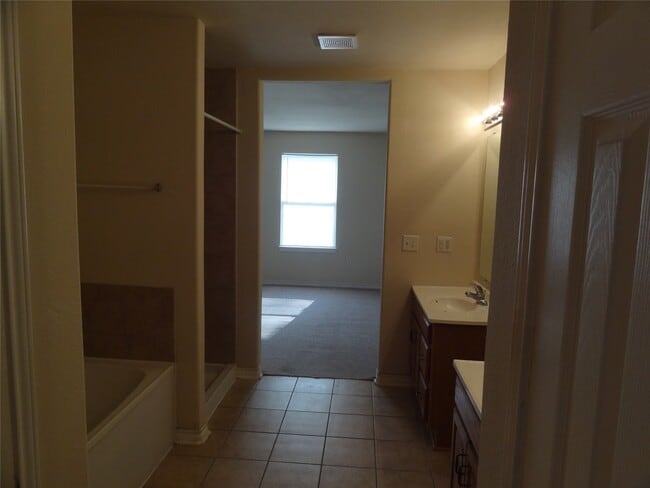 Building Photo - 1550 Village Way Dr