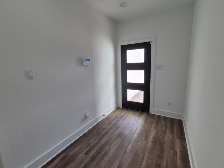 Building Photo - 3003 Delano St