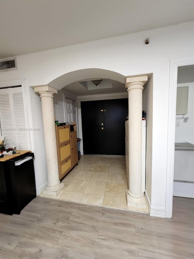 Building Photo - 322 Madeira Ave