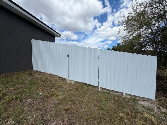 Building Photo - 723 Ivan Ave S