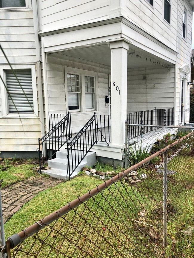 Building Photo - 801 Solomon Pl