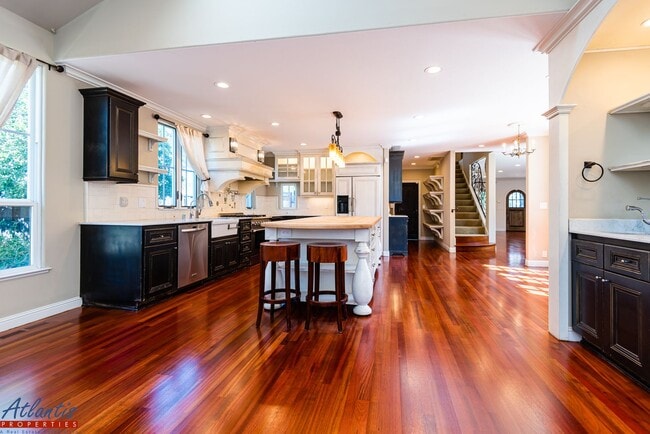 Building Photo - Stunning Cambrian Home | Desirable Neighborhood