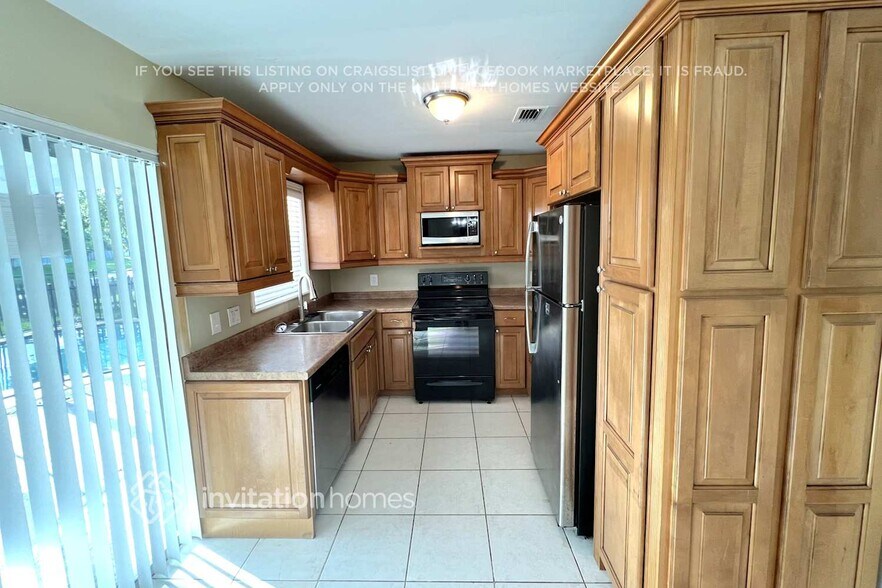 Building Photo - 625 Riverside Dr