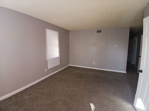 Building Photo - Move in Ready 4 Bedroom, 1 Bath | Open to Section 8