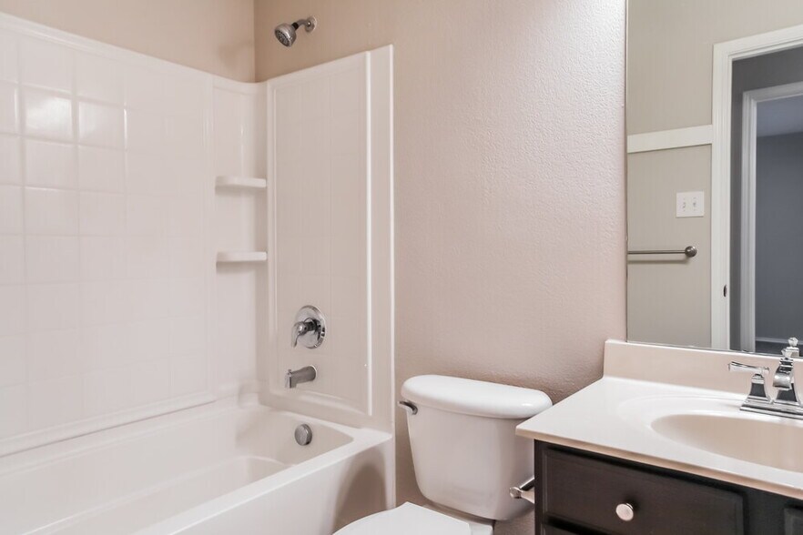 Building Photo - 2005 Burnside Dr